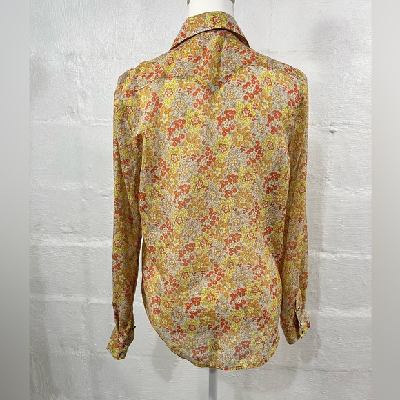 TWO BY VINCE CAMUTO FLORAL BUTTON TOP - Picture 2 of 13